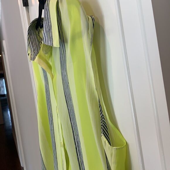 BCBG sleeveless button up blouse - Picture 6 of 8